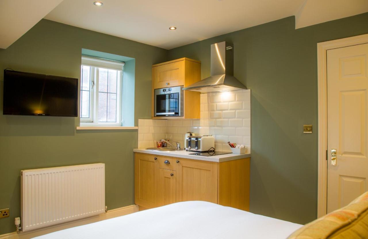 Winckley Stays Preston  Extérieur photo A small kitchen in a studio apartment