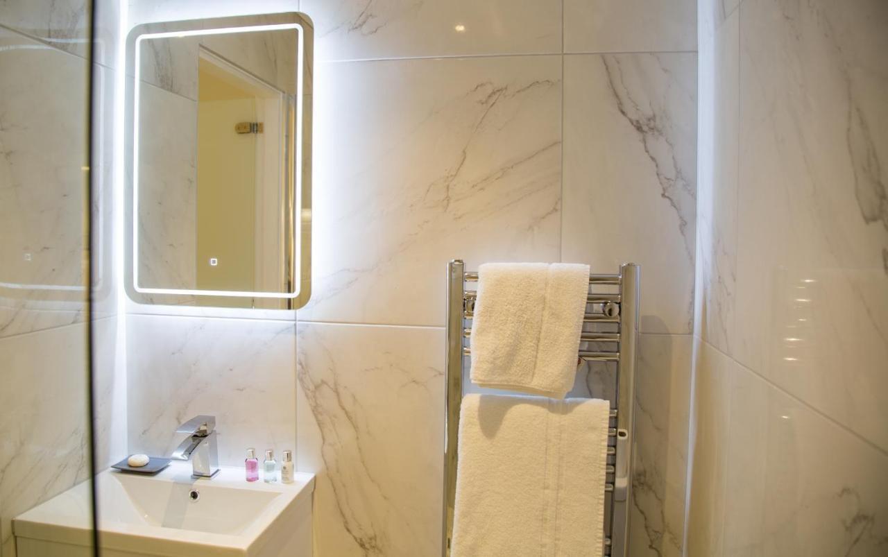Winckley Stays Preston  Extérieur photo A heated towel rail