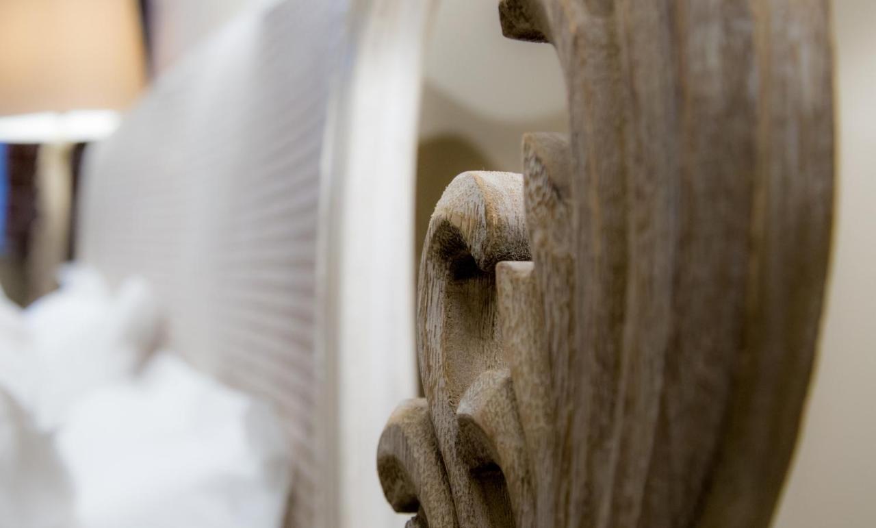 Winckley Stays Preston  Extérieur photo Detail of the head of the statue